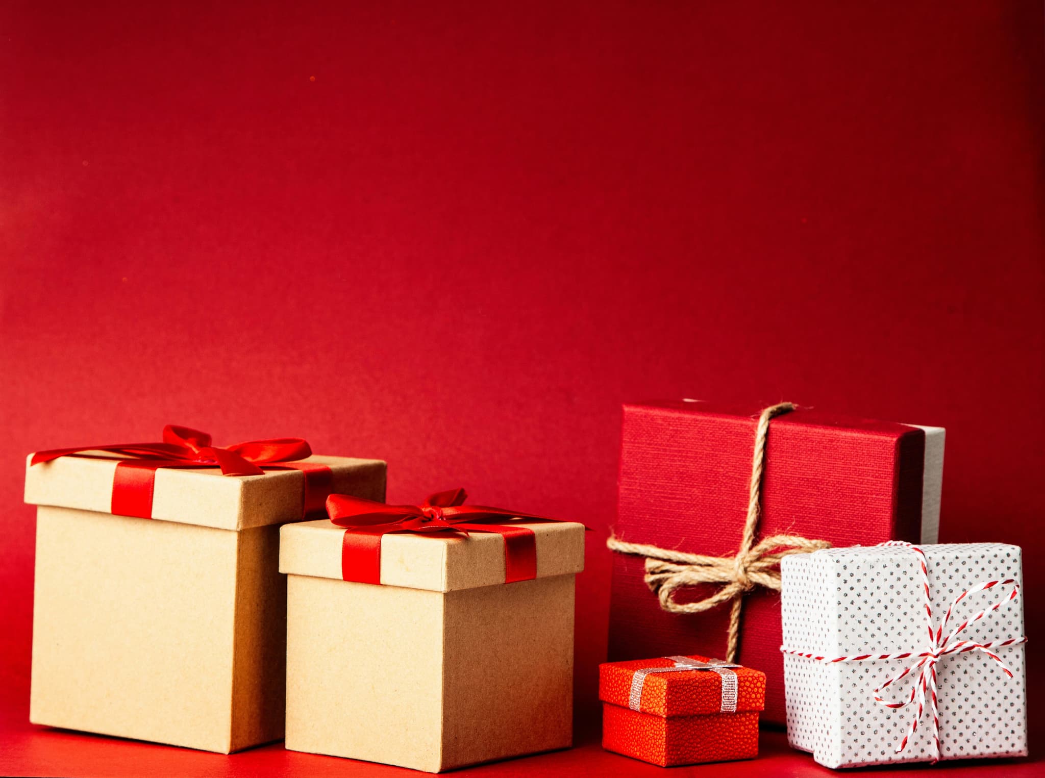 Taufgeschenke für Eltern und Paten: Besondere Präsente für die Taufe