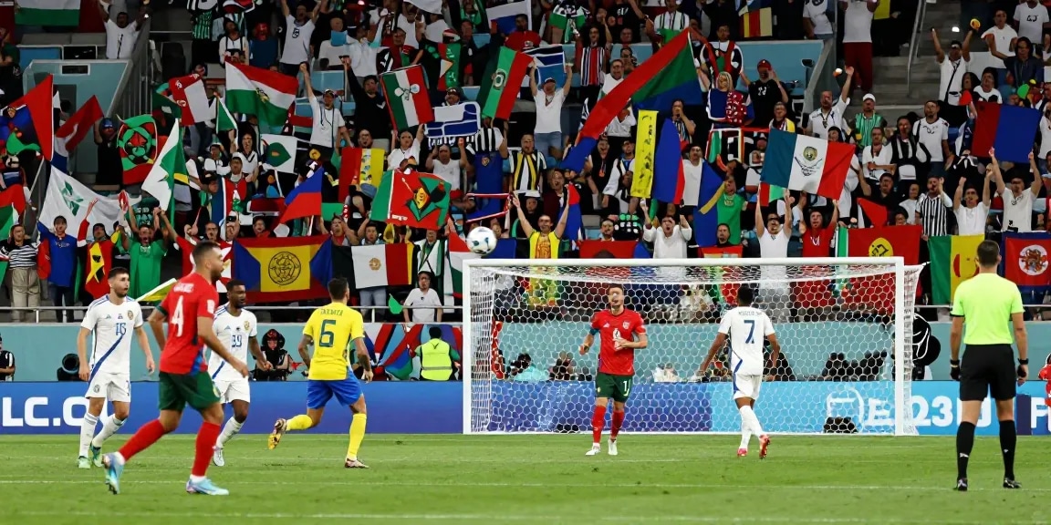 Emotionale WM Fußballszene mit Spielern in Aktion während eines Spiels.