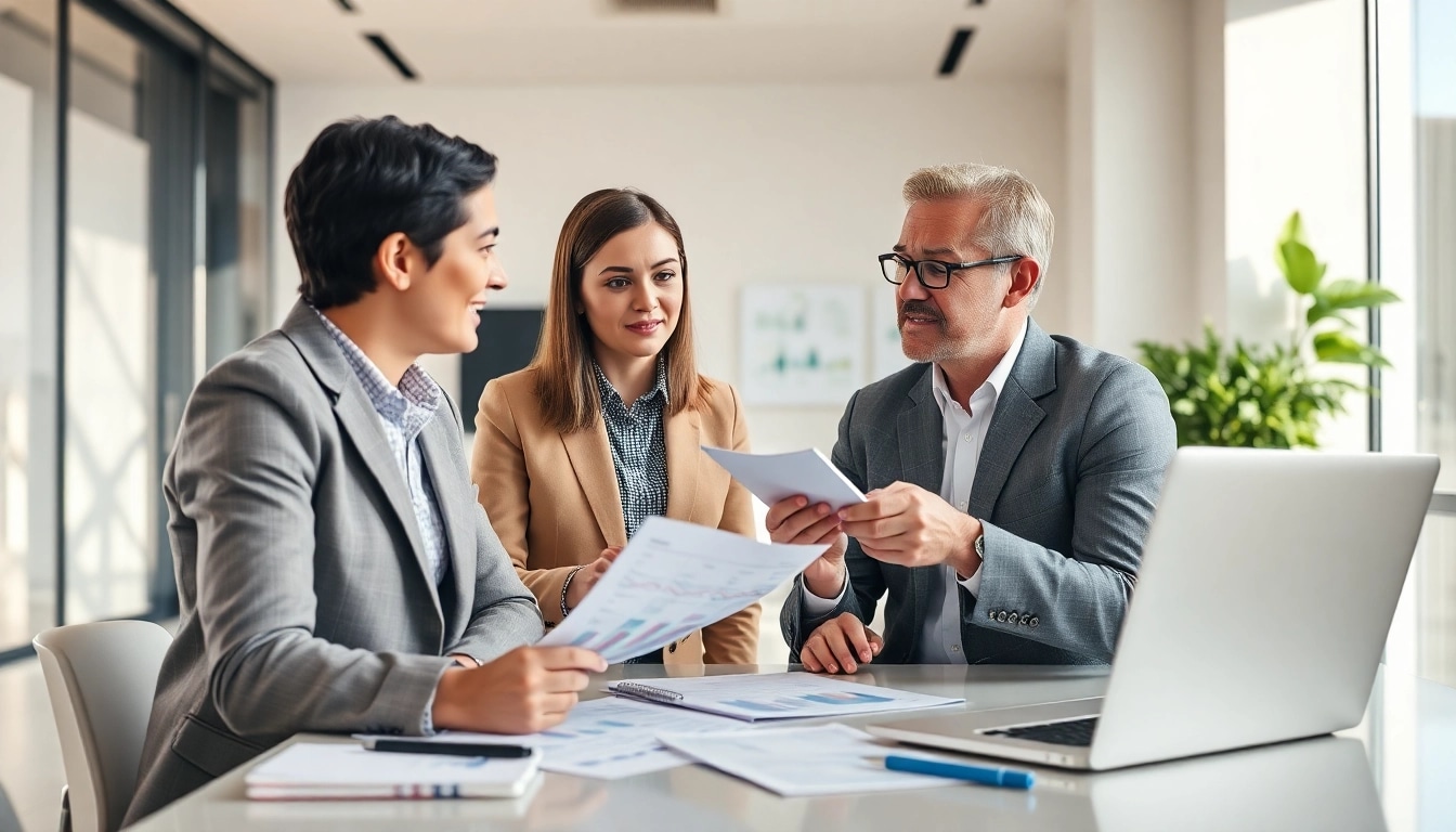 Kreditvergleich - Finanzberater erklärt Zahlungsmöglichkeiten in hellem Büro