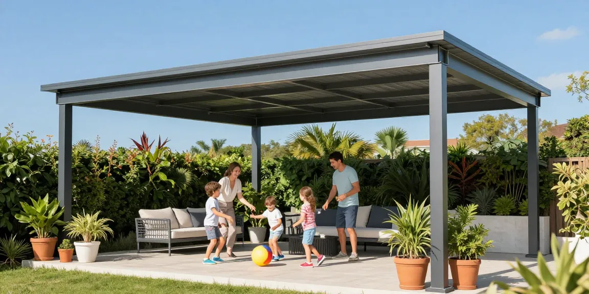 Eine Terrassenüberdachung schützt die Familie an einem sonnigen Tag, während Kinder auf der Terrasse spielen.