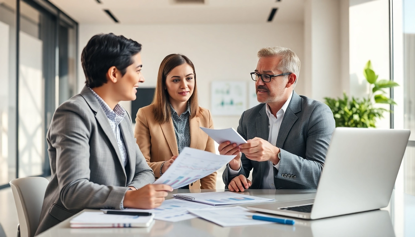 Kreditvergleich - Finanzberater erklärt Zahlungsmöglichkeiten in hellem Büro
